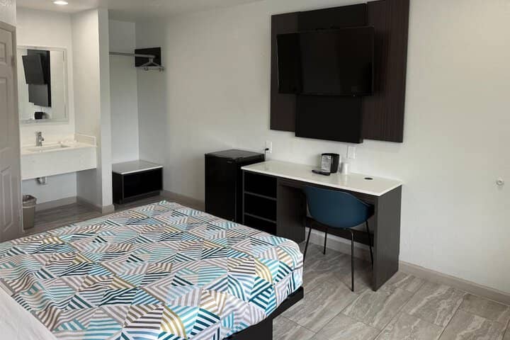 Room 5 of 16